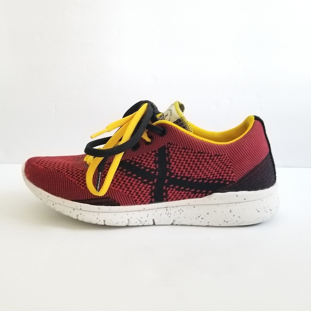 Munich Red Low Top Big Kids Sneakers Size 39 UK 6 US 6.5 - Picture 2 of 9
